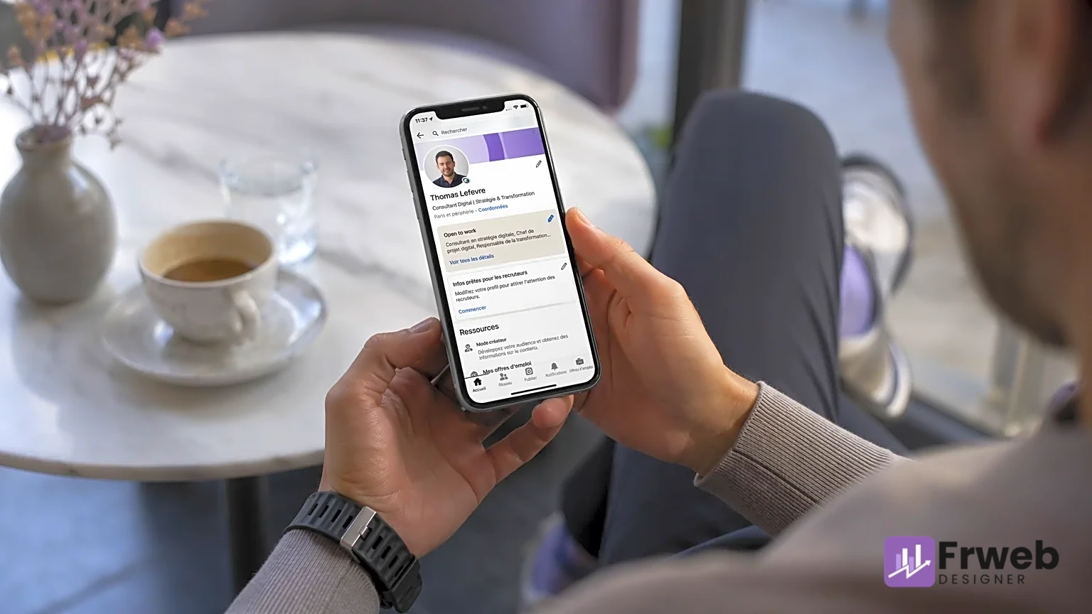 Un utilisateur consulte LinkedIn sur son iPhone dans un café